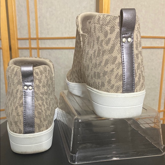 Stylish Beige Leopard Print Women's Shoes - Picture 3 of 5